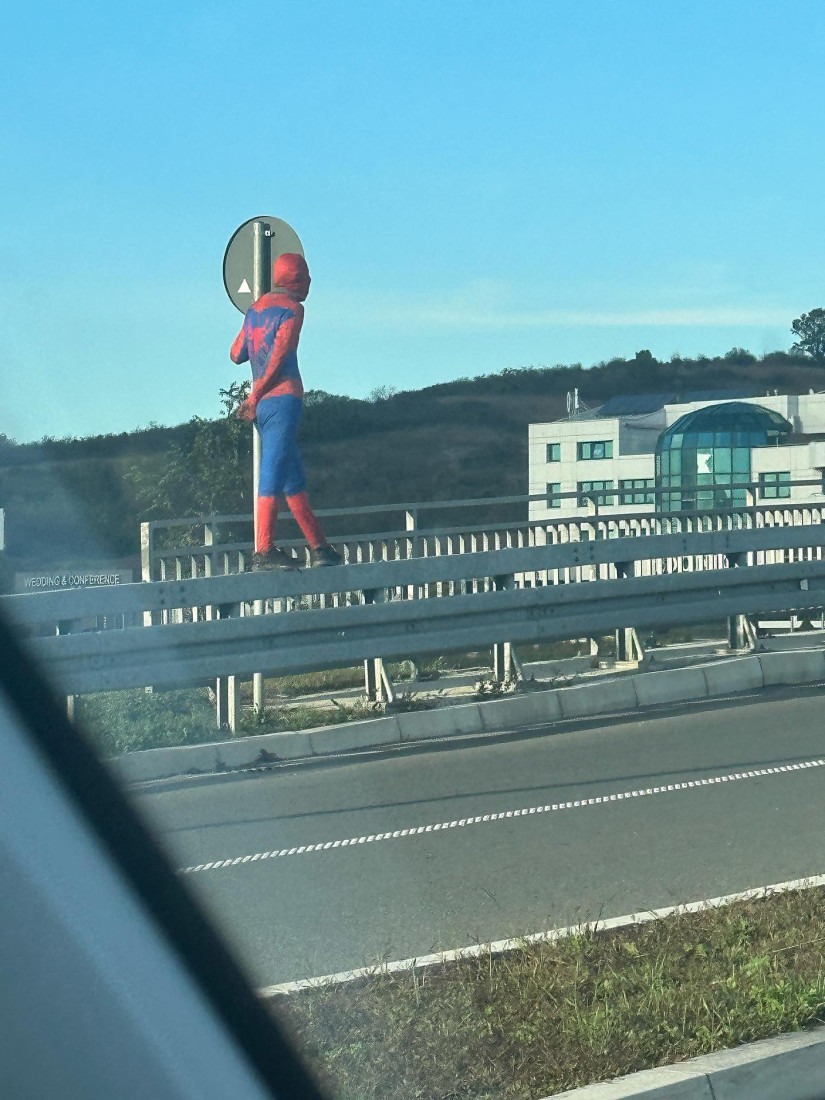 Spajdermen ponovo u akciji na beogradskoj petlji: Kostimiran muškarac hoda po bankini (FOTO)