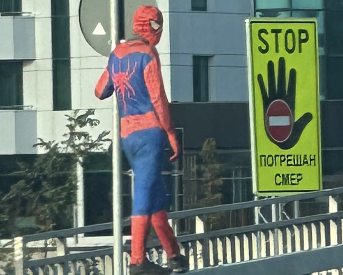 Spajdermen ponovo u akciji na beogradskoj petlji: Kostimiran muškarac hoda po bankini (FOTO)