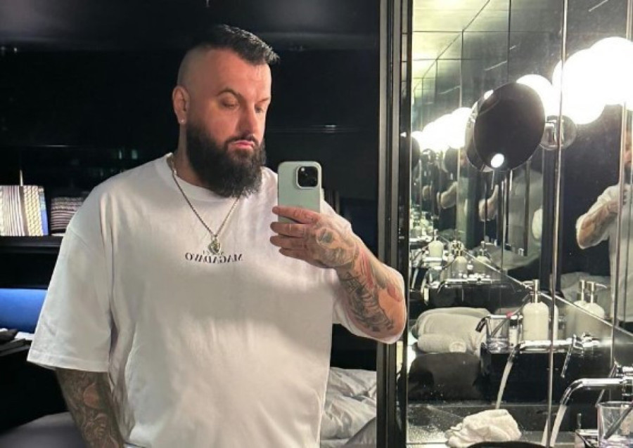 Indi u korsetu i halterima pevuši stihove Bube Korelija: Reper objavio njene vrele kadrove