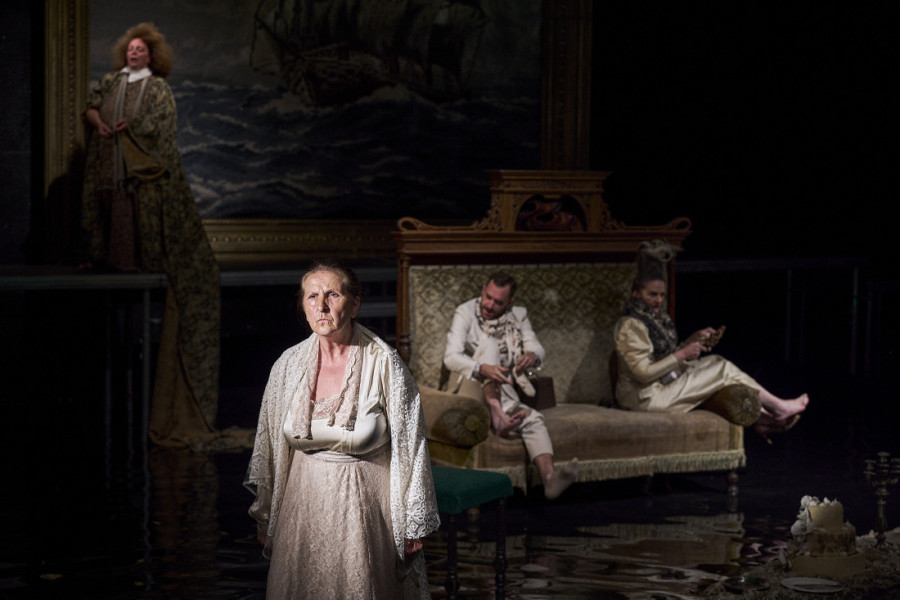 Ozbiljna predstava kojom je pokojni Jagoš Marković želeo da nasmeje publiku: "Ćelava pevačica" na sceni između crkava u Budvi (FOTO)