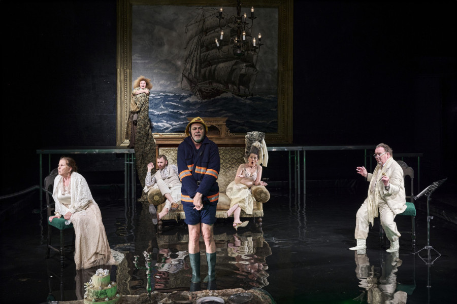 Ozbiljna predstava kojom je pokojni Jagoš Marković želeo da nasmeje publiku: "Ćelava pevačica" na sceni između crkava u Budvi (FOTO)