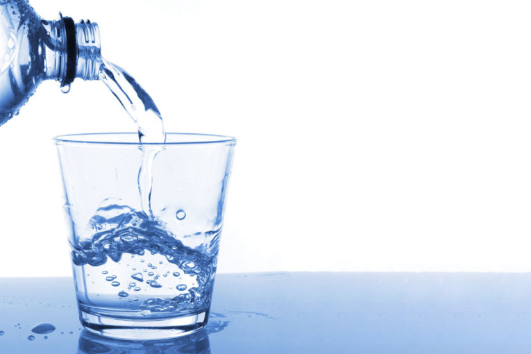 Oglasila se poznata kompanija o slučaju trovanja u Hrvatskoj: Ima li sporne mineralne vode na našem tržištu?