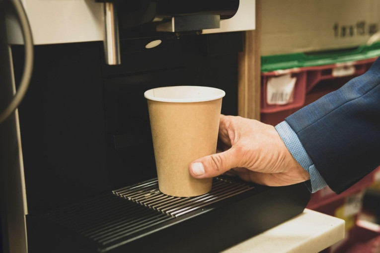 Rešavamo misteriju: Zašto je kafa sa automata slatka, čak i kada ste odabrali opciju bez šećera?