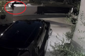 Vlasniku kuće se prikrala dva razbojnika, ali su izvukli deblji kraj: On odmah počeo da puca (VIDEO)
