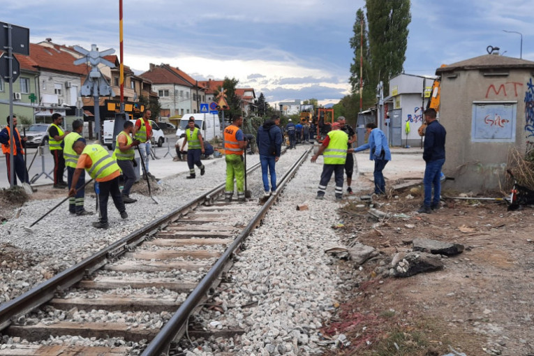 Viši nivo bezbednosti u železničkom i drumskom saobraćaju: Infrastruktura železnice Srbije rekonstruisala četiri putna prelaza u Nišu (FOTO)