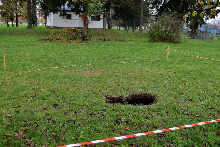 Na livadi kod Karlovaca pojavila se crna rupa duboka nekoliko metara: Građani uznemireni! (FOTO)