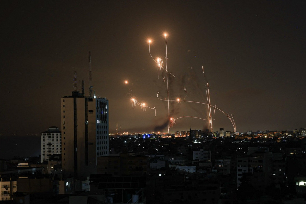 Drama na nebu Tel Aviva! Putnički avion sleće dok oko njega lete rakete Gvozdene kupole (VIDEO)