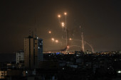Drama na nebu Tel Aviva! Putnički avion sleće dok oko njega lete rakete Gvozdene kupole (VIDEO)