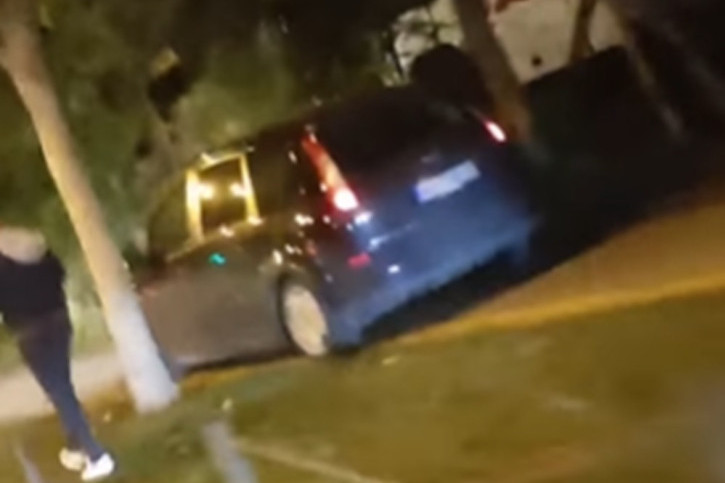Bahata vožnja na Čukaričkoj padini: Automobilom uleteo na trotoar, pešak morao da se skloni na travu! (VIDEO)