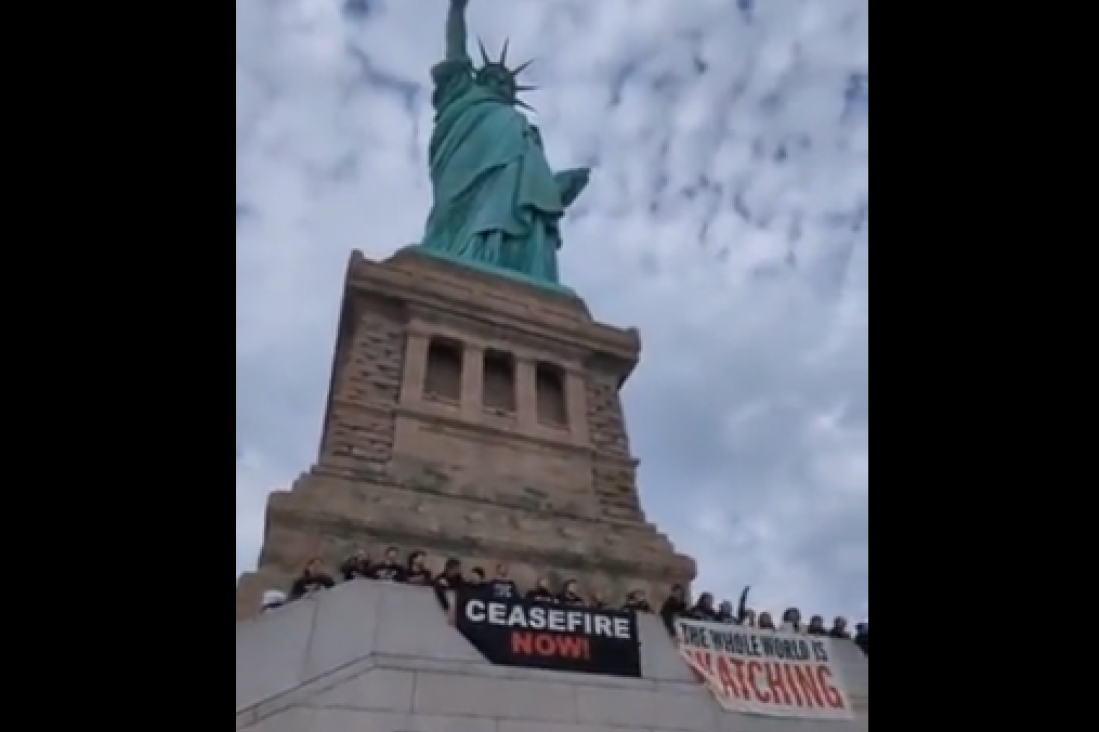 Američki Jevreji „okupirali“ Kip slobode u Njujorku tražeći prekid vatre u Gazi (VIDEO)