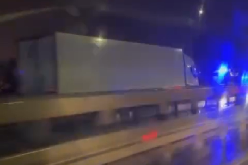 Havarija na putu kod Paraćina: Prevrnuo se kamion sa 25 tona robe, saobraćaj blokiran do jutra! (FOTO/VIDEO)