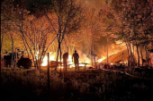Veliki požar na jezeru u Kniću! Zapalile se dve vikendice, plamen se diže u nebo (FOTO/VIDEO)