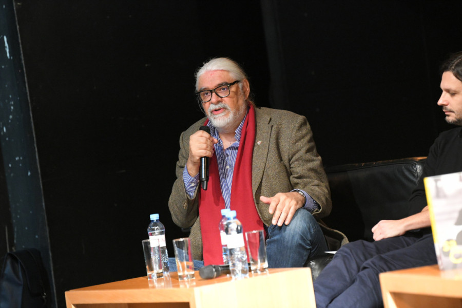 On je tu, živi sa nama, samo sada gledamo kako da se pred njim ne obrukamo: Predstavljena knjiga o Branku Cvejiću (FOTO)