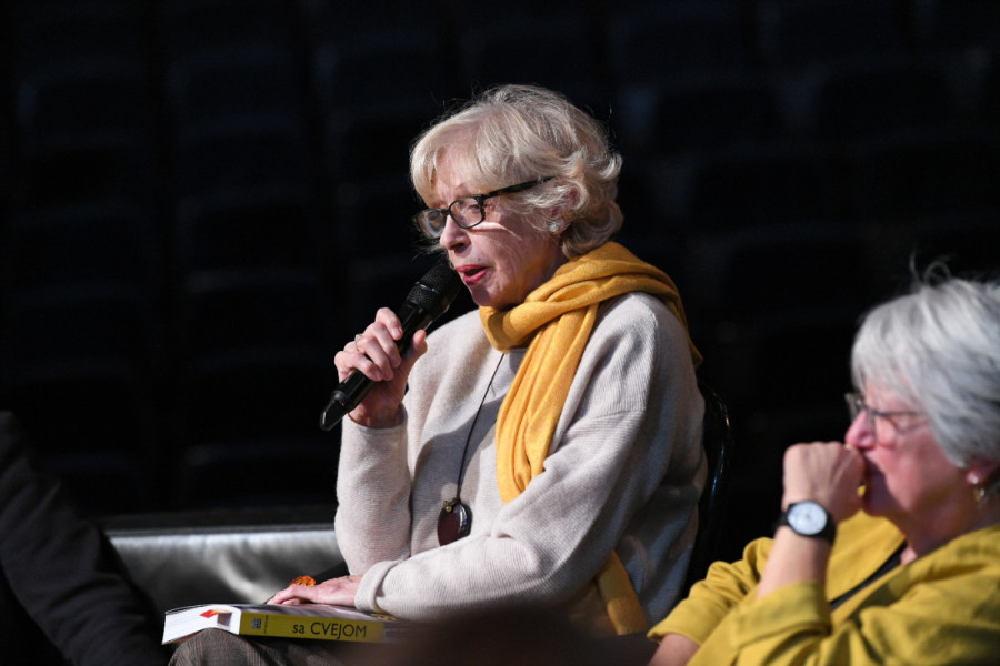 On je tu, živi sa nama, samo sada gledamo kako da se pred njim ne obrukamo: Predstavljena knjiga o Branku Cvejiću (FOTO)