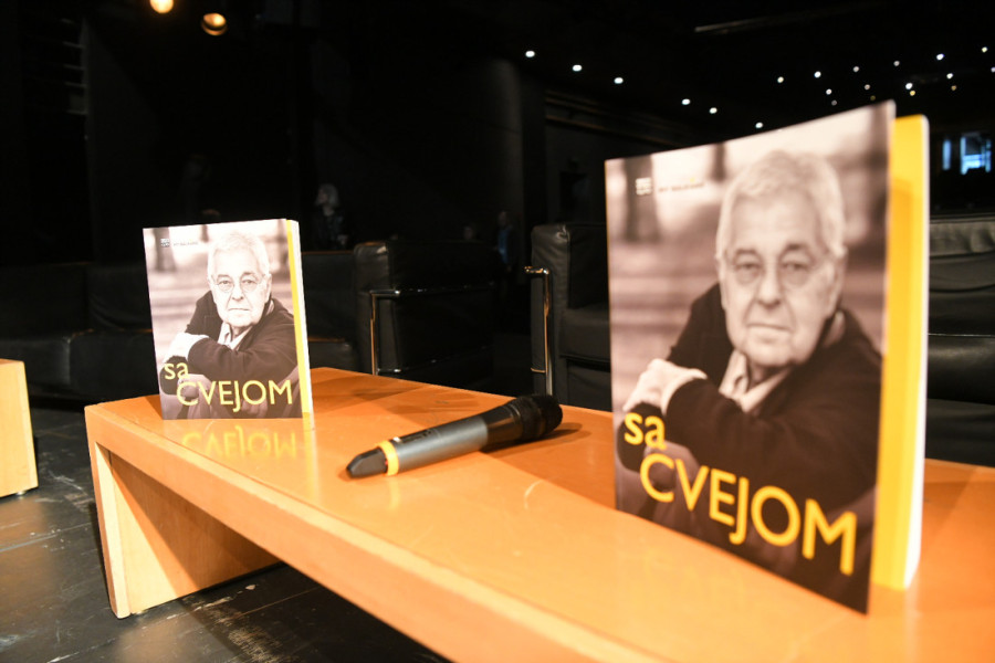 On je tu, živi sa nama, samo sada gledamo kako da se pred njim ne obrukamo: Predstavljena knjiga o Branku Cvejiću (FOTO)