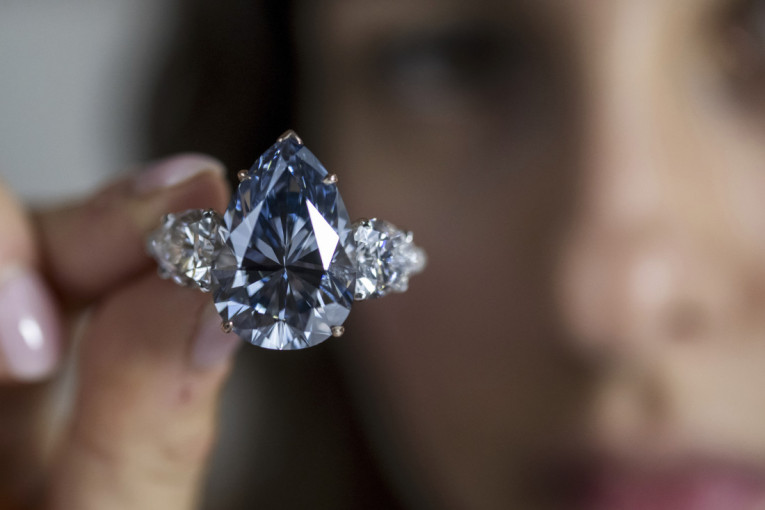 Dragulj za koji su se nadmetali kolekcionari od Bliskog istoka do Amerike: Čuveni plavi dijamant prodat na aukciji za rekordnu sumu