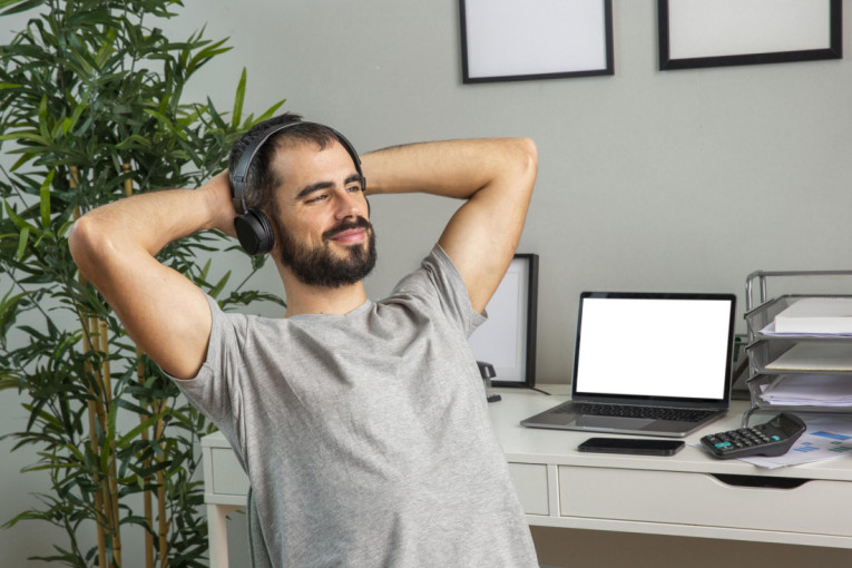 BBC objavio listu novog poslovnog žargona u 2023. godini: Saznajte šta su "posao lenje devojke", "minimalni ponedeljak" i "kafe i prijave"