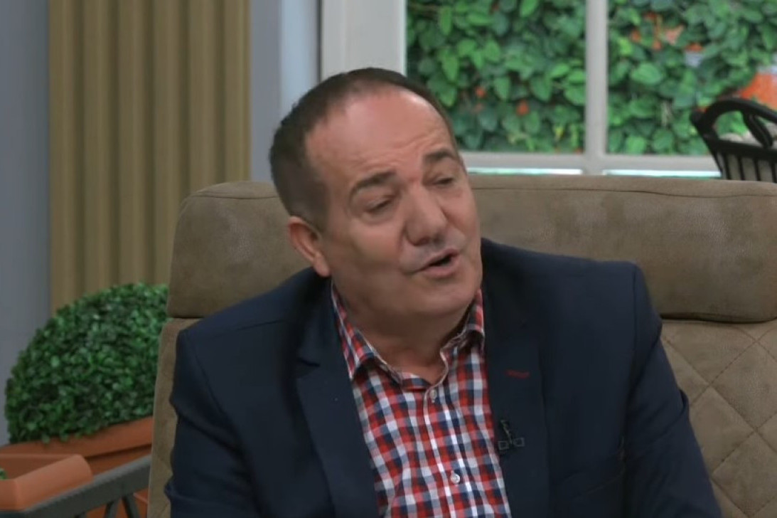 "Izgorelo je čitavo moje detinjstvo!" Pevaču zapalili kuću, a preživeo je i porodičnu tragediju: Razbolela se i umrla!