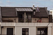 Strašna scena u Beogradu! Tri devojčice se popele na krov zgrade, jedna nosi obruč: "Roditelji, molim vas, upozorite decu!" (FOTO)