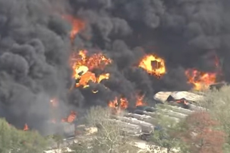 Veliki požar progutao fabriku: Evakuisana privatna škola i zatvoren auto-put! (VIDEO)