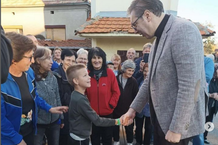 Najlepša slika dana: Dečak došao da pozdravi predsednika Vučića, osmeh na licu neprocenjiv