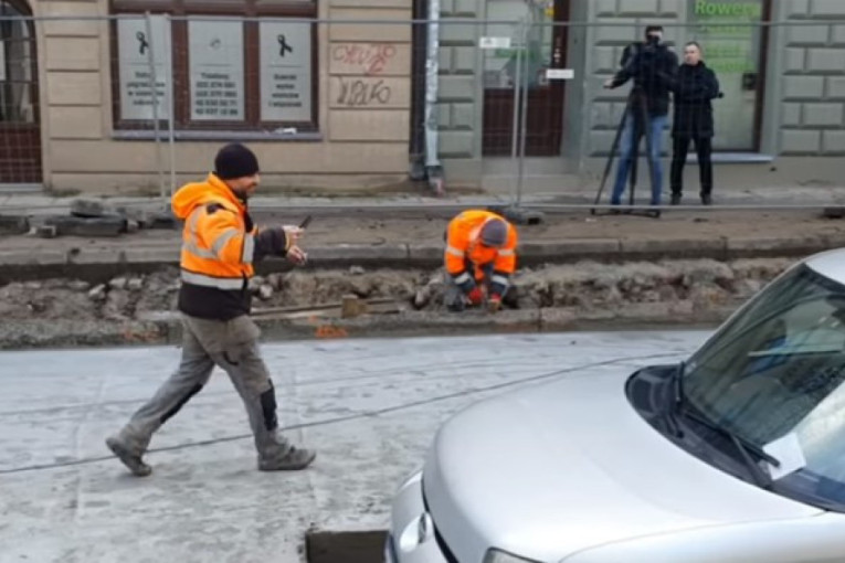 Ostavio auto u ulici koju su radnici asfaltirali: Ovim potezom su ga "naučili pameti", a snimak je obišao svet (VIDEO)
