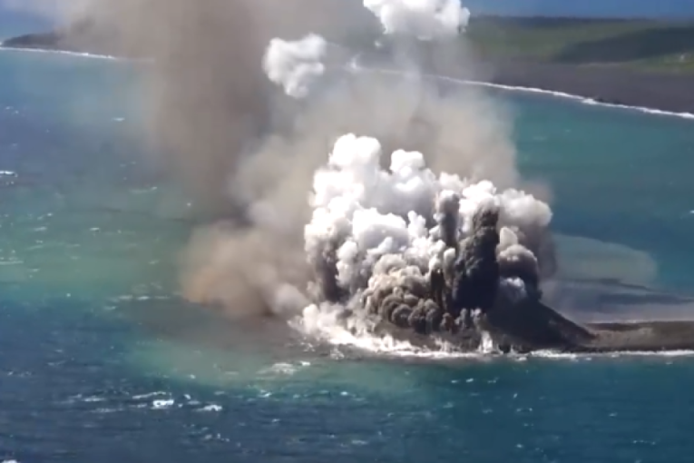 Neverovatan prizor u Tihom okeanu: Formiralo se novo ostrvo tokom erupcije vulkana, kamere sve zabeležile (VIDEO)