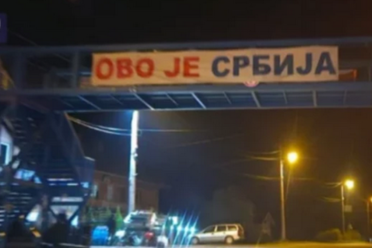 Kurtijevi banditi uklonili transparent, ali je večeras vraćen: U Sočanici ponovo poručuju - "ovo je Srbija"!