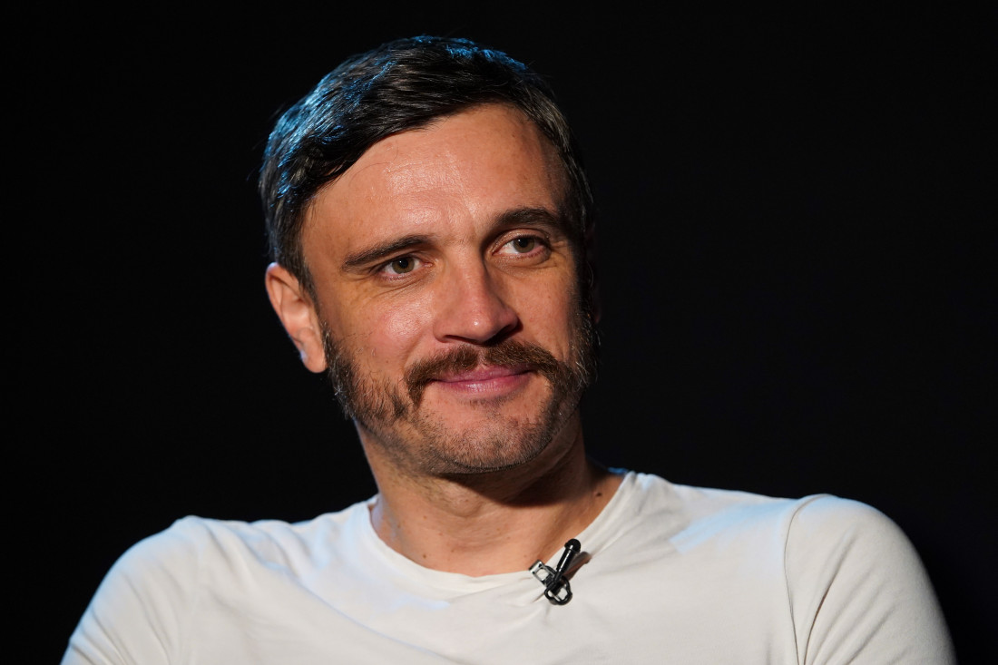 Oni su "zarobljeni" u stanu i zamišljaju da su otišli na letovanje: Počelo snimanje domaće serije ,,Biće novih leta“ (FOTO)