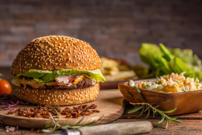 Vege burger kao iz restorana: Pet koraka da vam se pljeskavica od povrća ne raspadne