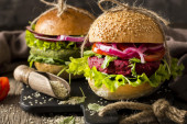 Vege burger kao iz restorana: Pet koraka da vam se pljeskavica od povrća ne raspadne