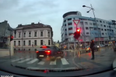 Puna linija, preticanje i "proleće" kroz crveno! Novi snimak bahate vožnje zabeležen u Novom Sadu (VIDEO)
