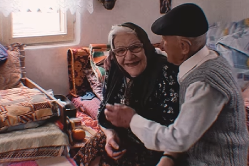 U moru ružnih vesti, evo lepe! Snimak bake i deke koji se i dalje vole postao viralan: "Želim bar jedan ovakav dan godišnje kad ostarim"