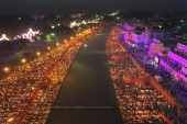 Spektakularni prizori u Indiji: Postavljen novi Ginisov rekord u broju upaljenih zemljanih uljanih lampi (FOTO)