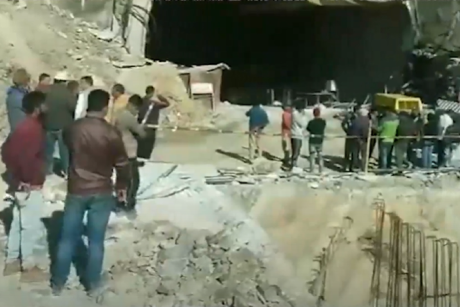 Užas u Indiji: Strahuje se da je 36 radnika zatrpano kada se urušio tunel u izgradnji (VIDEO)