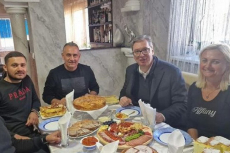 Vučić kod porodice Nikolić u Smederevskom kraju: "Vratili su se u našu prelepu Srbiju, hvala na toplom dočeku" (FOTO)