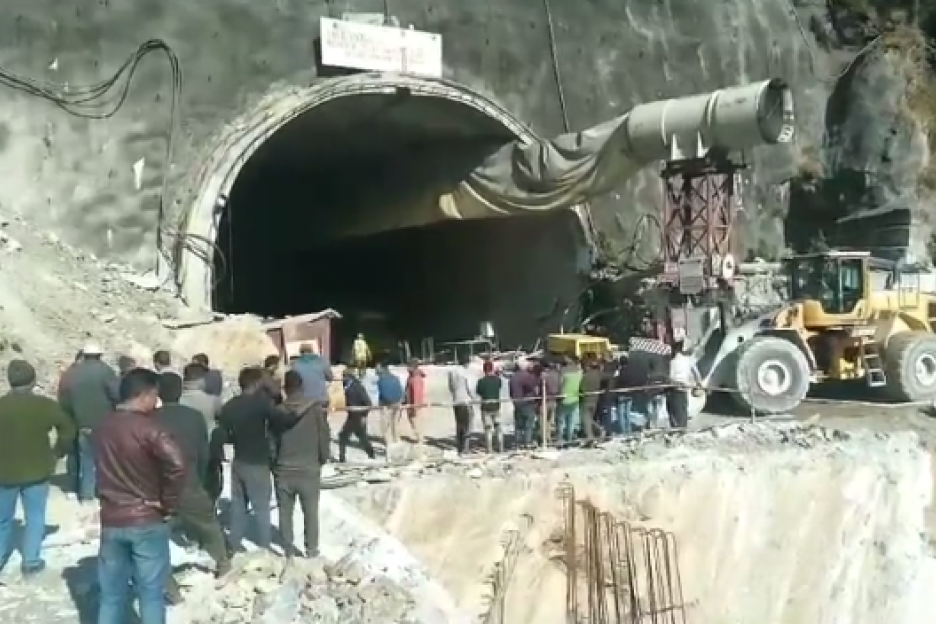 Urušio se tunel u Indiji! Zarobljeno preko 30 radnika, spasilačka akcija i dalje traje(VIDEO)