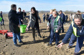 Ministarka Vujović zajedno sa građanima posejala travu na mestu očišćene divlje deponije u Lozoviku