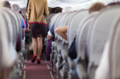Drogirana devojka pokušala da otvori vrata aviona! Incident na letu iz Njujorka