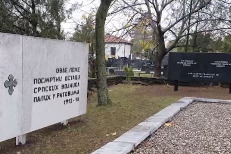 Pokrenuta peticija za vraćanje spomenika srpskim borcima na groblju u Prištini