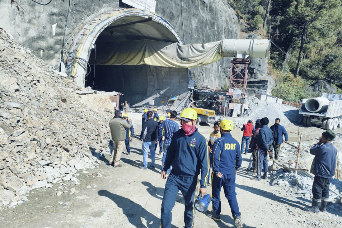 Još uvek zarobljeni u tunelu u Indiji: Spasioci ni danas nisu uspeli da dođu do 40 radnika
