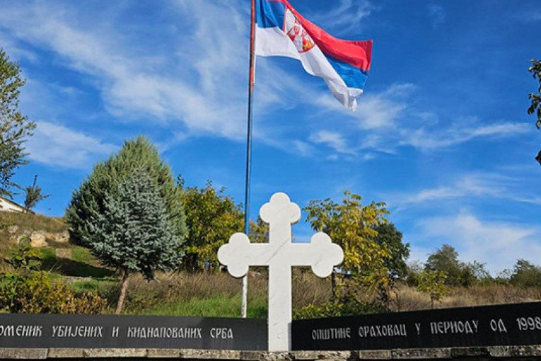 Ponovo se vijori trobojka na spomeniku ubijenim i otetim Srbima u Velikoj Hoči
