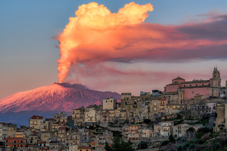 Crnogorski turisti "zarobljeni" na Siciliji! Aktivirala se Etna, otkazani letovi