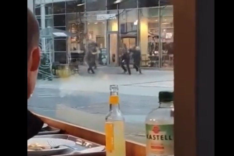Haos u Nemačkoj: Policija u centru grada pucala na pomahnitalog muškarca, prolaznici sve snimali (VIDEO)