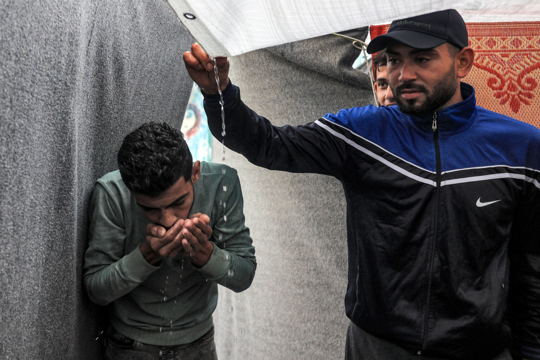 "Alah zna da patimo i poslao nam je kišu!" Deca u Gazi se danas raduju, za piće imaju - kišnicu (VIDEO)