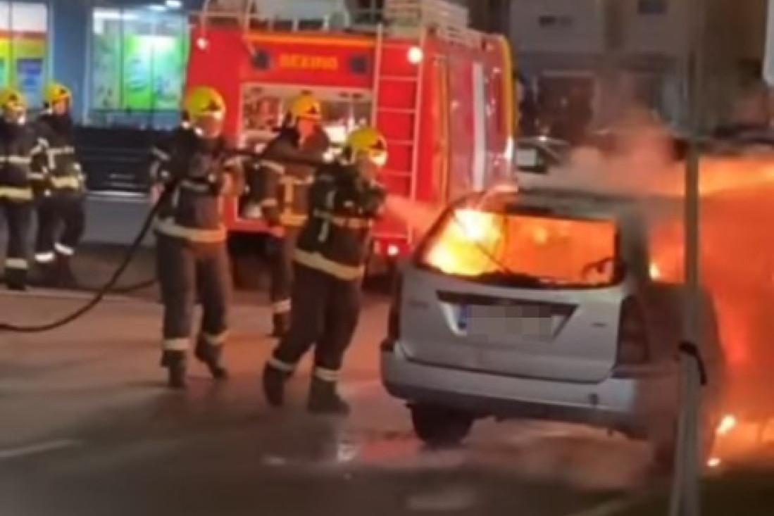 Buktinja u Kragujevcu: Vatra progutala automobil (VIDEO)