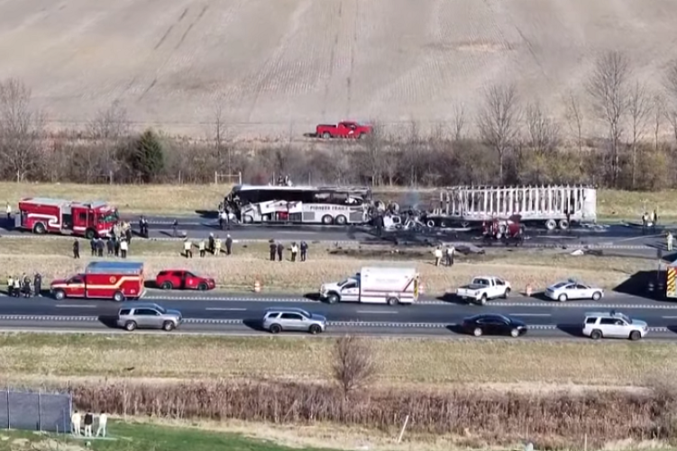 Kamion se zakucao u školski autobus, među mrtvima i troje dece! Stravična nesreća u Ohaju