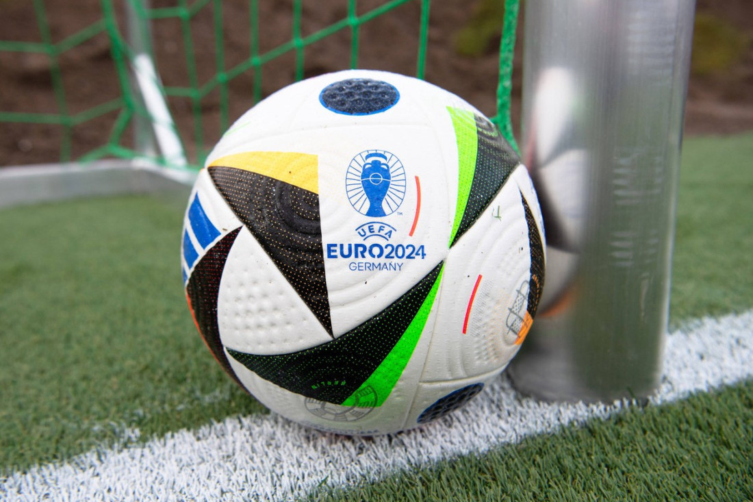 UEFA predstavila loptu kojom će se igrati na Evropskom prvenstvu! Ovo je prava fudbalska ljubav!
