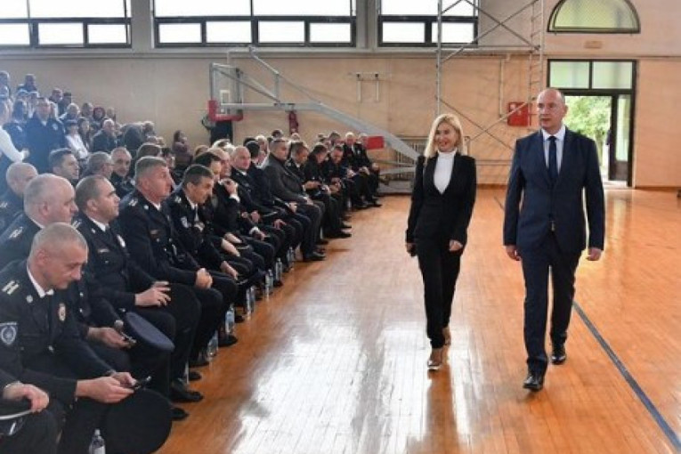 Gradonačelnik Novog Sada Milan Đurić čestitao novim policajcima: Žеlim da časno služе svojoj domovini!