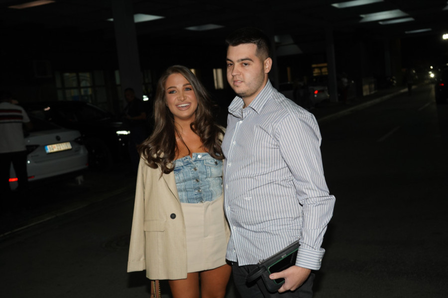 Milica Jokić u nikad provokativnijem izdanju: Pevačica dekolteom do pupka izazvala tektonske poremećaje